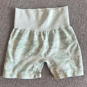 High-Waist Seamless Shorts in Light Sage Camo